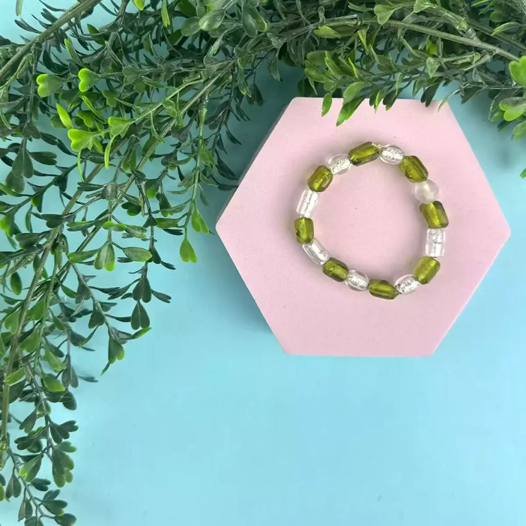 BB07-product-bracelet-green-glass-bead-stretch