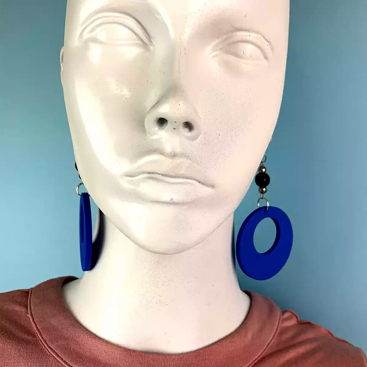 ER001-B-product-earrings-wood-disc-blue-3