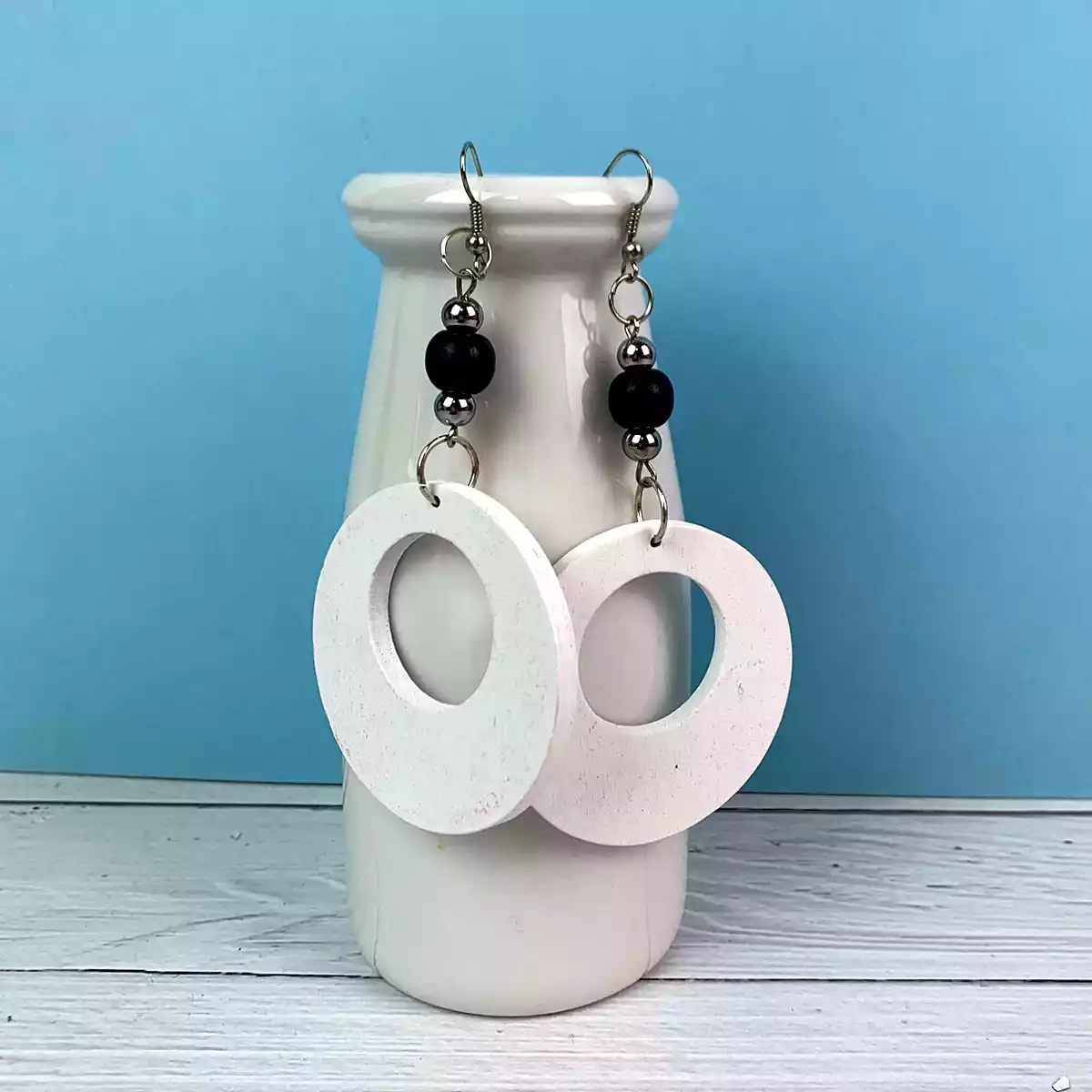 ER001-W-product-earrings-wood-disc-white-1