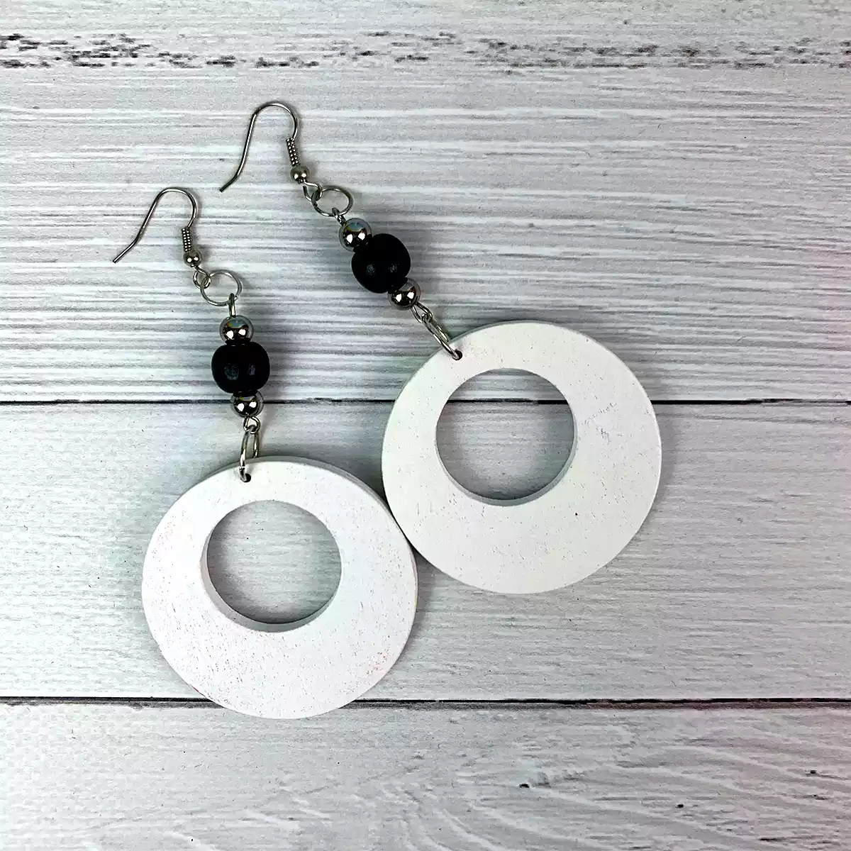 ER001-W-product-earrings-wood-disc-white-2