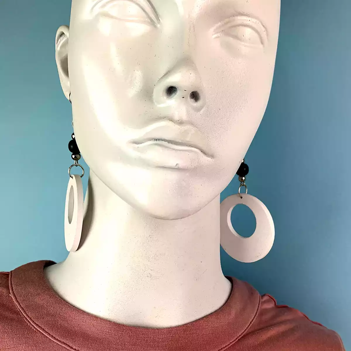 ER001-W-product-earrings-wood-disc-white-3