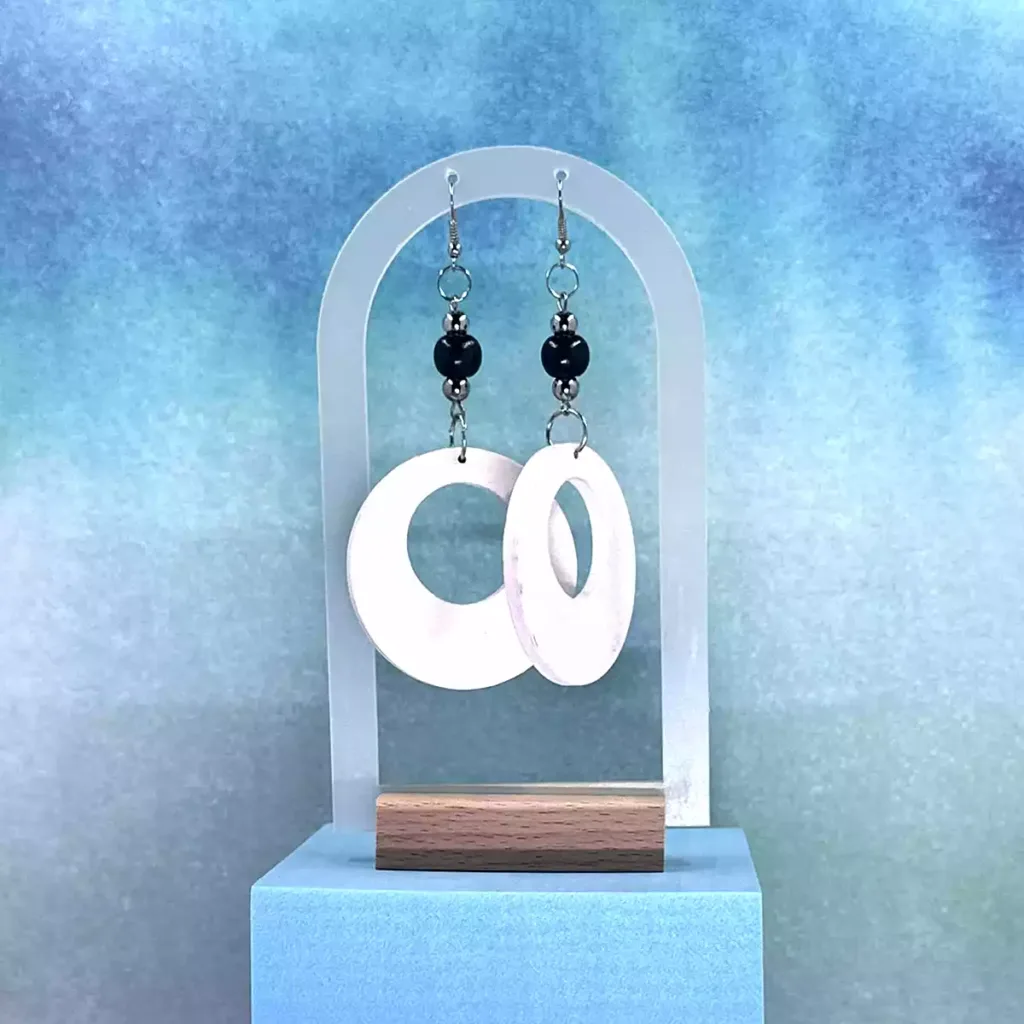 ER001-W-product-earrings-wood-disc-white-4