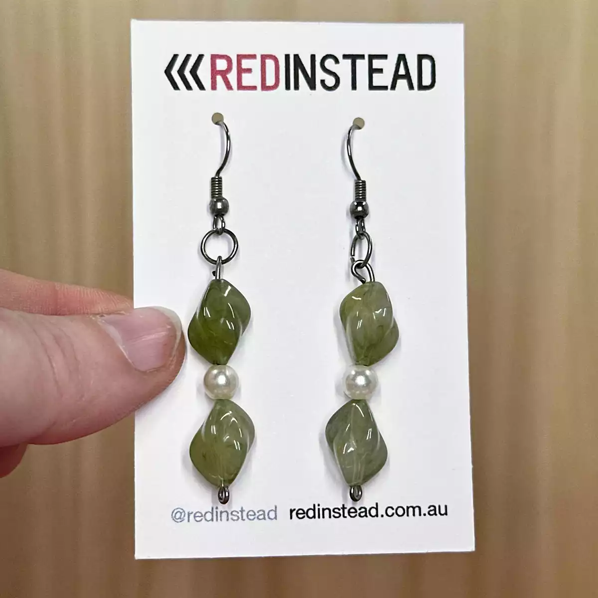 ER004-product-earrings-glass-beads-dangle-green-6