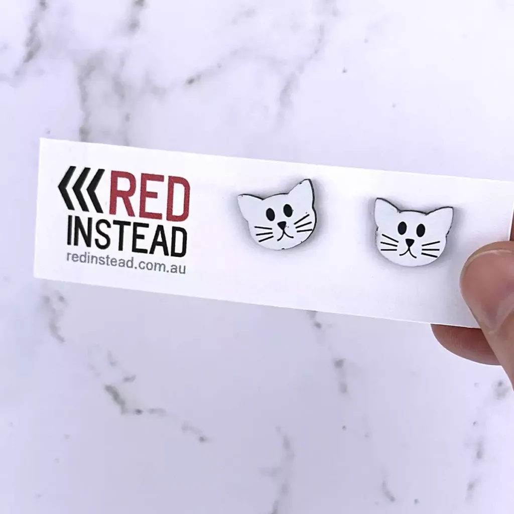 ER014-product-earrings-cat-face-bamboo-white-3