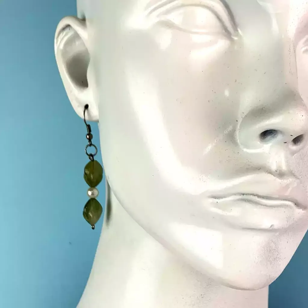 ER04-product-earrings-glass-beads-dangle-green-1