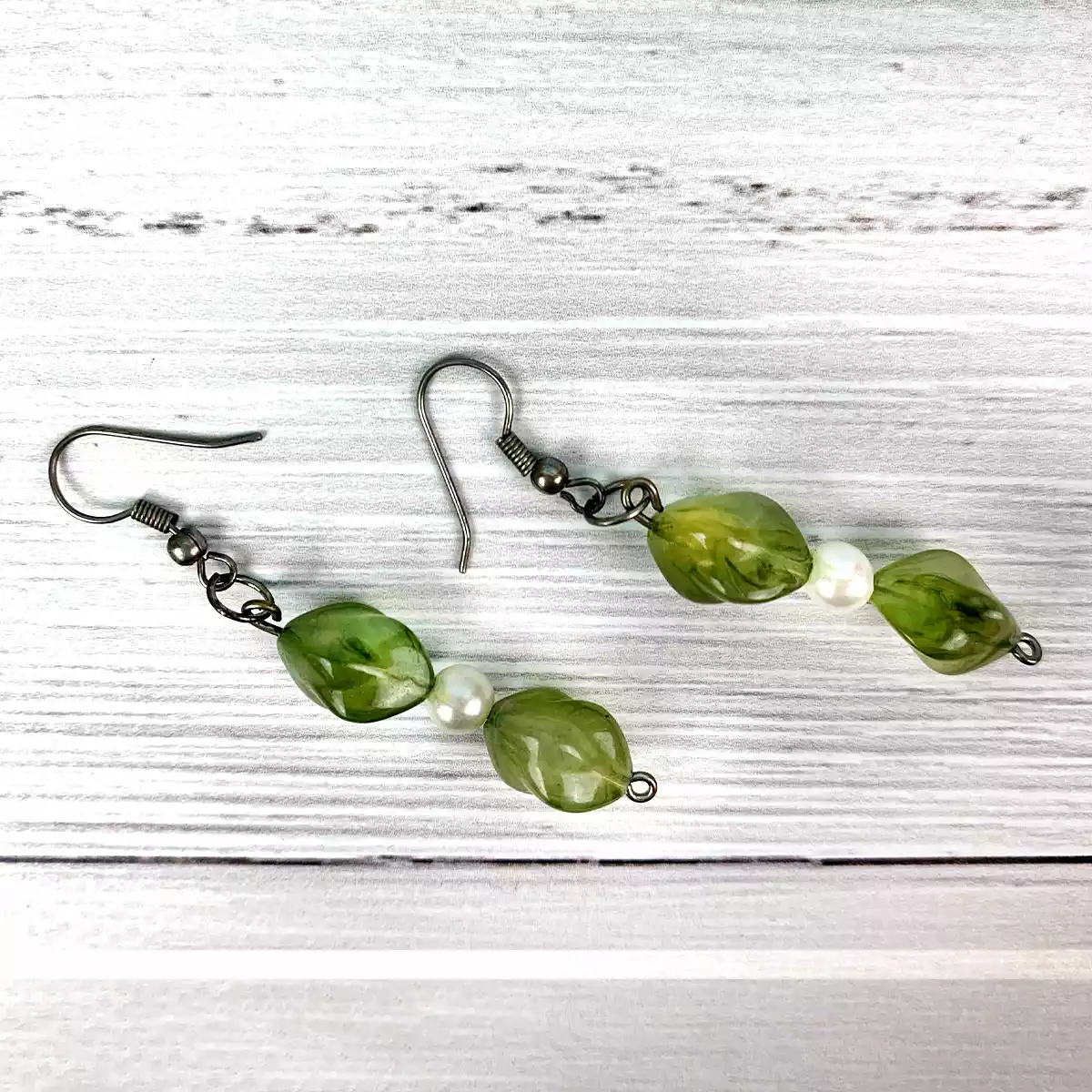 ER04-product-earrings-glass-beads-dangle-green-2
