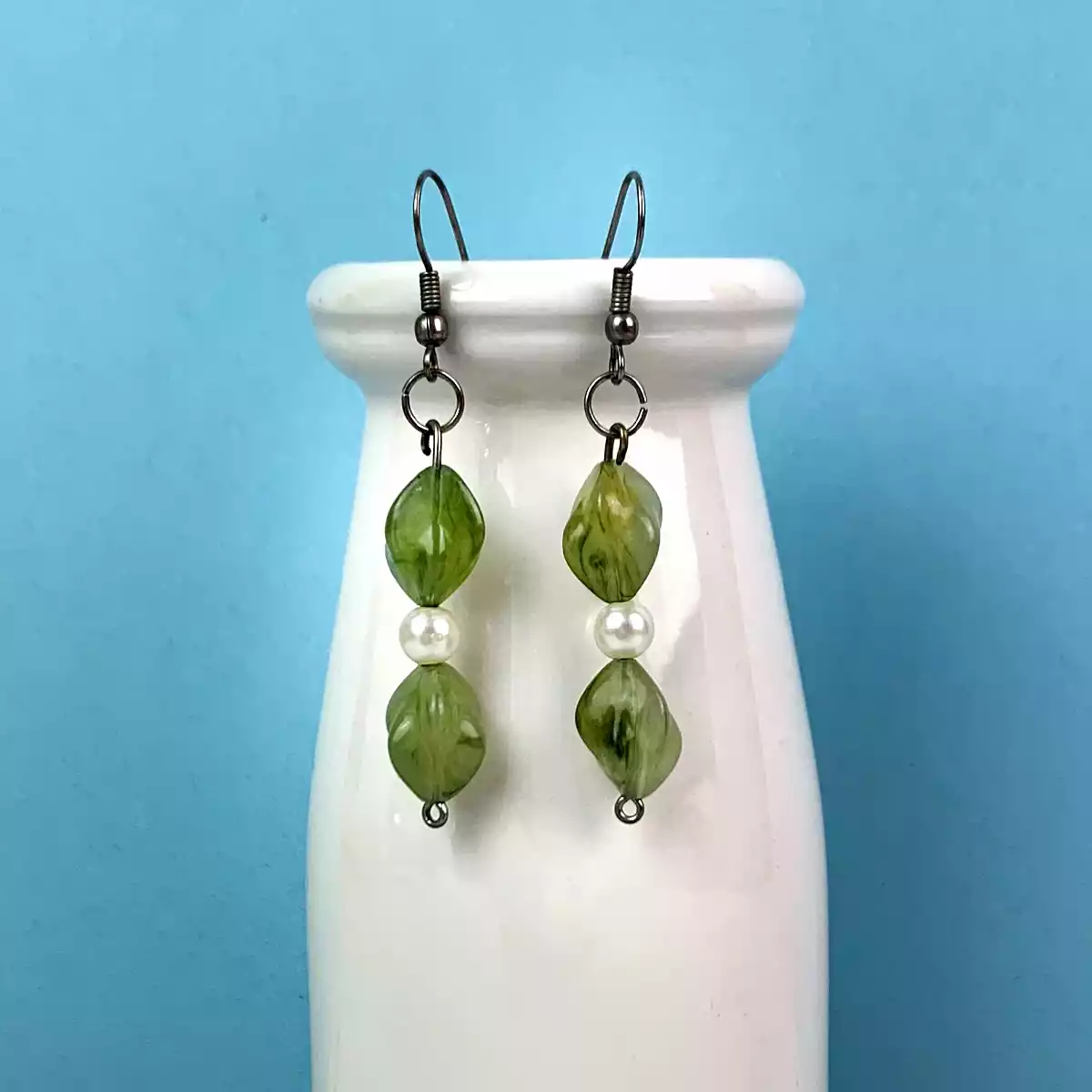ER04-product-earrings-glass-beads-dangle-green-3