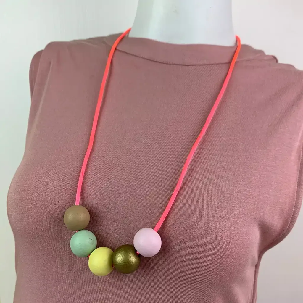NL036-1-product-necklace-pastel-beads-pink-cord-2