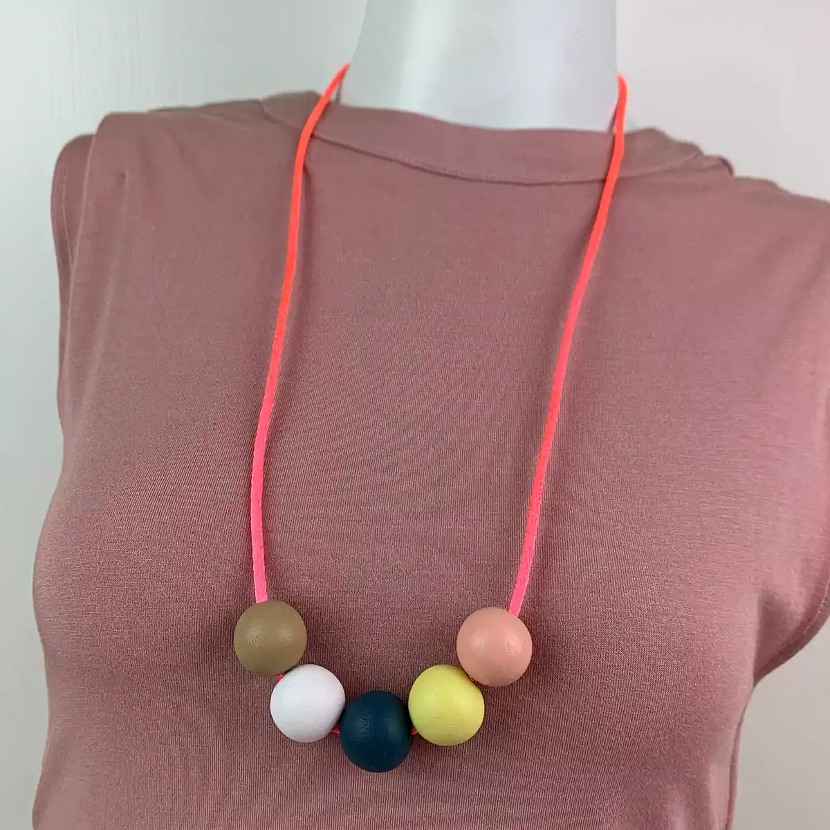 NL036-2-product-necklace-pastel-beads-pink-cord-1