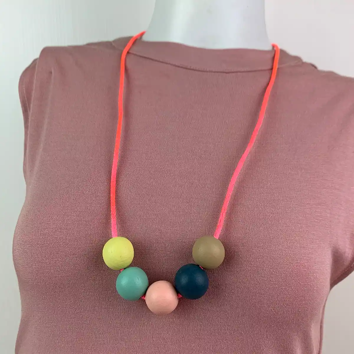 NL036-3-product-necklace-pastel-beads-pink-cord-1